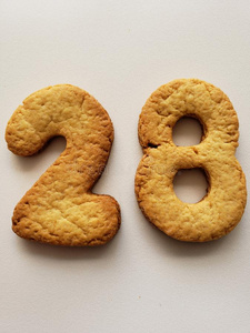 饼干形成数字二十num.八和白色的背景照片
