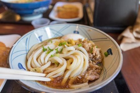 亮部和暗部日本人乌冬面面条和肉照片