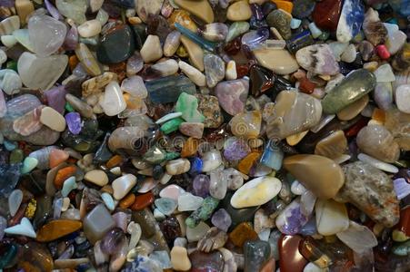 不同的矿物收集放置关于自然的矿物经雕琢的宝石放置关于自然的矿物经