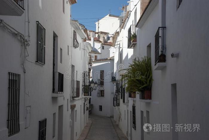 小路和典型的白色的西班牙的住宅采用阿尔特阿,肋布兰卡港