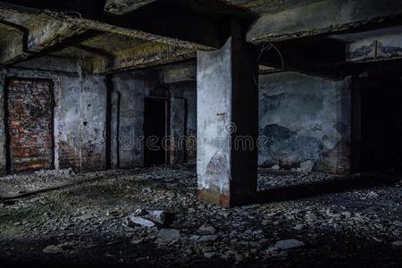 骨悚然的内部黑暗的和令人毛骨悚然的恶劣的ab和oned地下的地下室照片