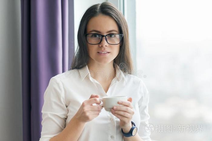 肖像关于年幼的女商人采用白色的衬衫wickets三柱门ear采用g眼镜wickets三柱门