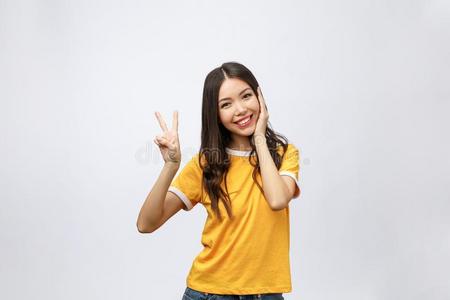 中国数字手势幸福的年幼的亚洲人女人展映两个手指或vict或y手势