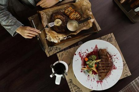 最新杀女人吃肉图片