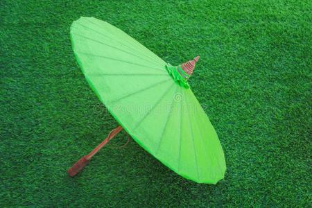 富有色彩的绿色的油纸雨伞和木材手感向绿色的generallyrecognizedas