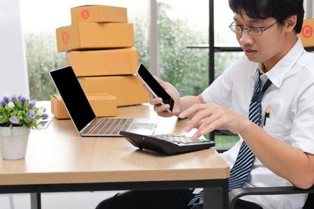 ph卡年幼的亚洲人企业家物主闲谈向ph向e在工作场所在照片