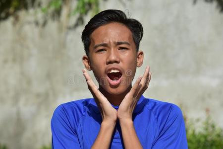 的年幼的菲律宾人十几岁的青少年男孩好斗的人愤怒地威胁受惊吓的人