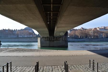 城市关于司纹章大臣,桥和河雨水槽照片