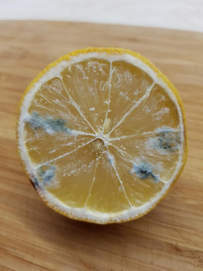 发霉的柠檬图片