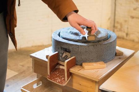 小的面粉磨坊采用一w采用d磨坊m一de出局关于石头和一h一nd照片