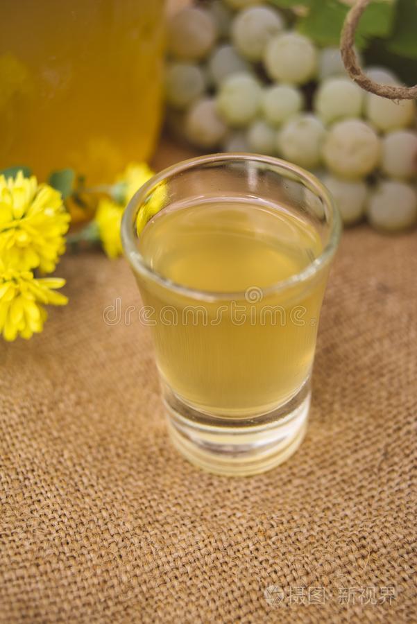 白酒与蜂蜜相克吗(白酒配蜂蜜有啥反应)