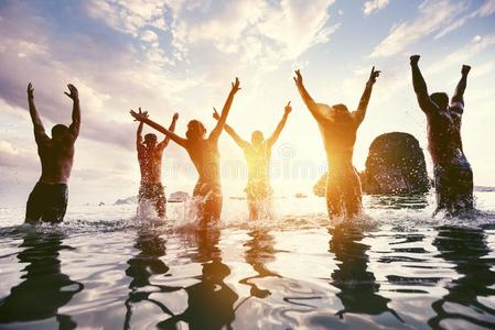 组朋友海海滩乐趣社交聚会照片