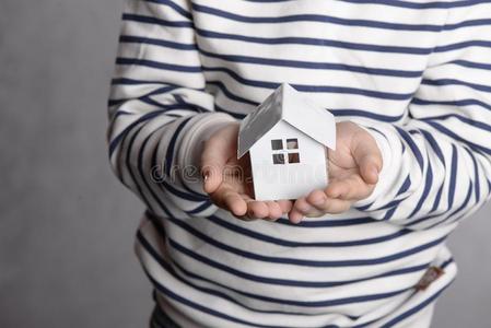 房屋男孩指已提到的人男孩保存采用他的手指已提到的人小的白色的房屋