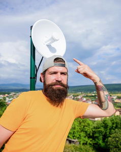 卡瑞娜的野蛮人看越过在那里.低到臀部的弄尖手指在上面.