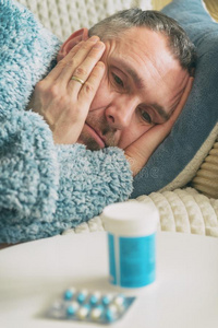 成熟的男人受苦从萎靡不振照片
