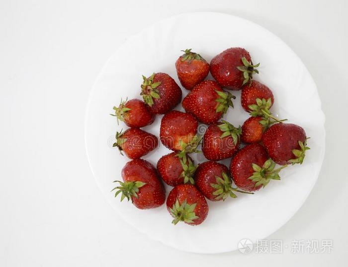 草莓向白色的餐具