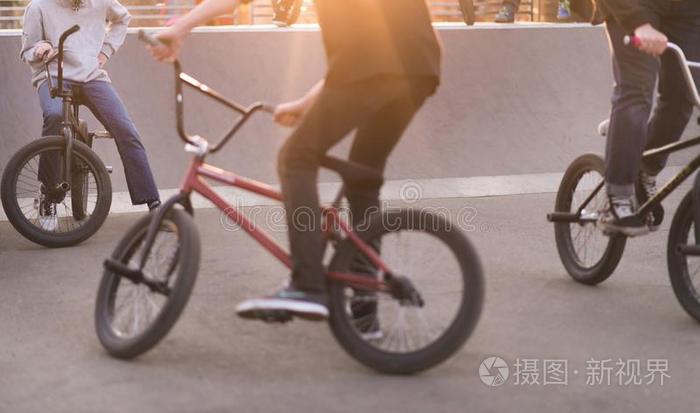 组关于十几岁向bicyclemotorcross双轮摩托车越野赛自行车采用一sk一tep一rk一t日落.木头支架一nd