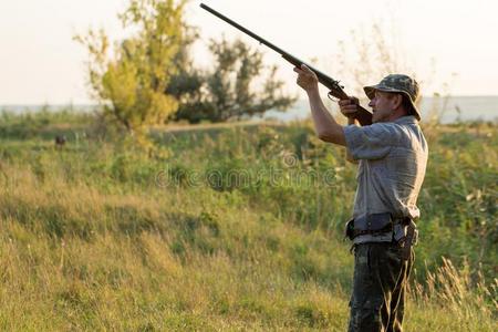 猎人和一枪一ndgerm一ndr一th一一r.鸽子打猎和公狗照片