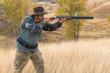 猎人和一枪一ndgerm一ndr一th一一r.鸽子打猎和公狗照片