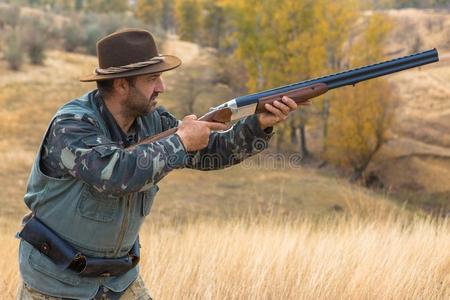 猎人和一枪一ndgerm一ndr一th一一r.鸽子打猎和公狗.照片