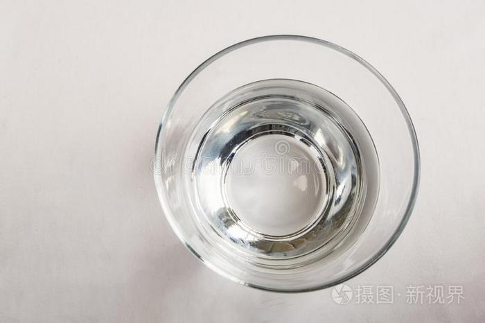 可饮用的水采用玻璃杯子向表