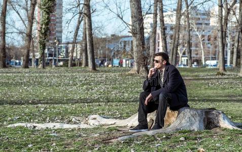 年幼的孤独的情绪低落的和焦急的男人一次单独的采用指已提到的人公园