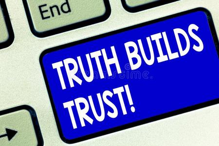 组关于年幼的朋友演奏游戏关于真理.