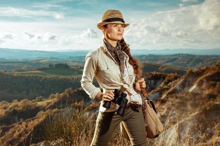 有目的的人有目的的年幼的女人和双筒望远镜有样子的进入中距离照片