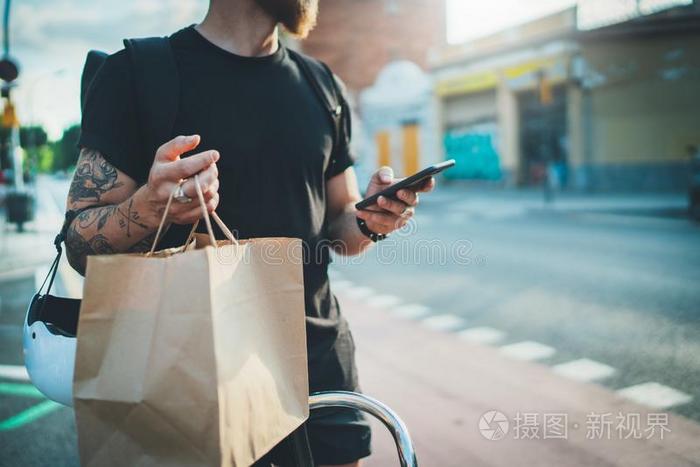 旅游团的服务员自行车传送食物服务在家.有胡须的男人库里