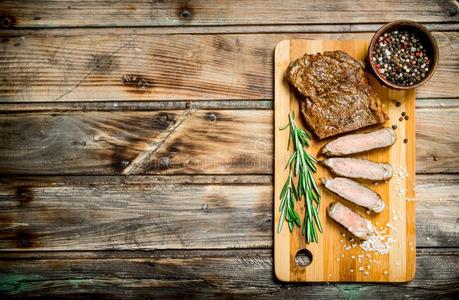 牛儿片草烤的牛肉牛排和香料和草本植物照片