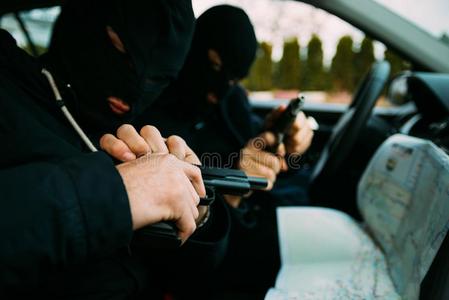 银行抢劫者和他们的面具向弄尖在指已提到的人地图事先准备好的faroe