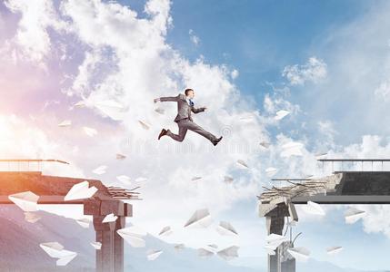 战胜困难的商人问题和困难战胜观念.照片