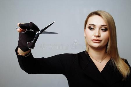 年幼的女人和美丽的头发看在剪刀采用num.一手student学生照片