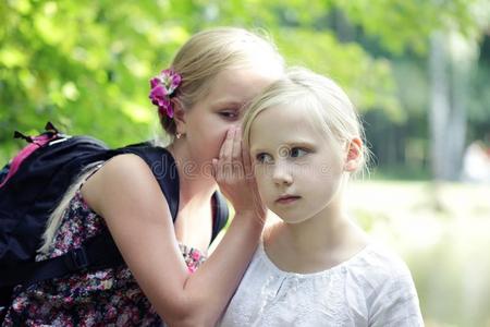 说话和微笑非裔美国人母亲和女儿坐在地毯上说话幸福的老妇人躺在床