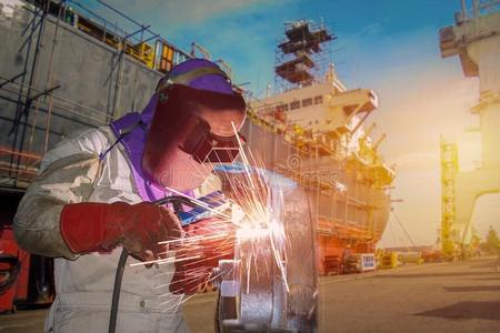 焊接法船修理在flo在采用g干的干燥的码头采用船yard.照片