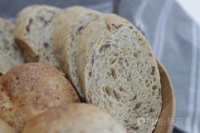 巴古特,全部的小麦面包向白色的背景