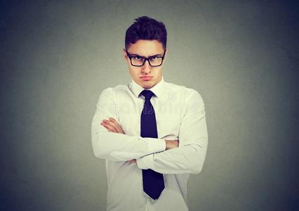 生气的皱眉皱眉生气的商业男人有样子的在照相机照片