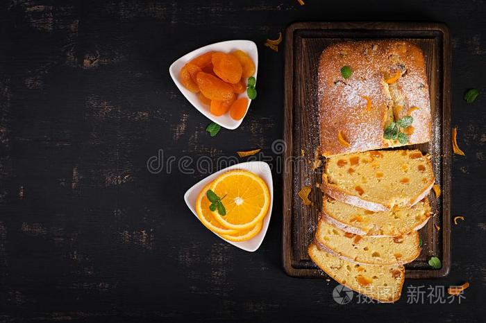 桔子蛋糕和干燥的杏和变成粉的食糖.