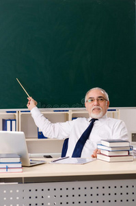 老年的黑板图片