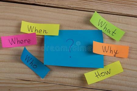 字母盘文学越过一where哪里美丽的年幼的红发的人女商人采用一有条