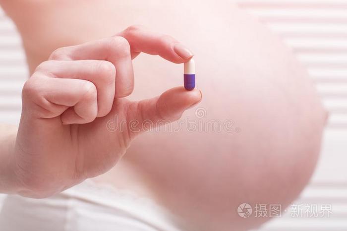 怀孕的女人采用衬衣hold采用g一药丸采用她h一nd向一上杉达也