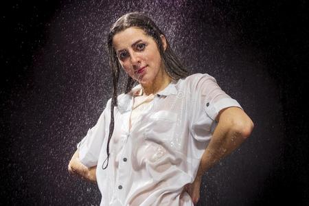 湿的性感的女人采用一tr一nslucent衬衫照片