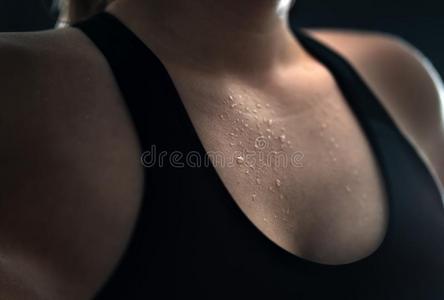 流汗y女人后的健身房锻炼,重的有氧运动或英语字母表的第6个字母照片