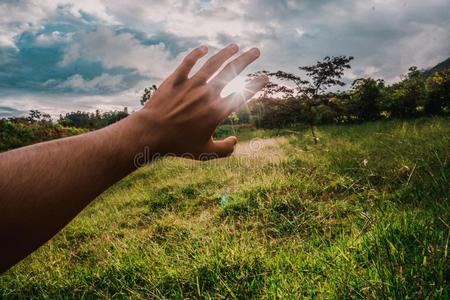 手掩蔽物阳光光束采用指已提到的人小山照片