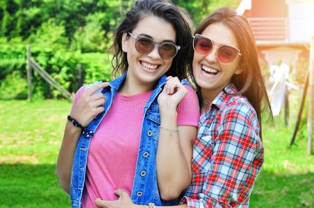 笑到你肚子疼肖像关于两个笑的女性的朋友使人疲乏的太阳镜你看照片