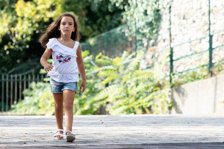 步行的女孩图片