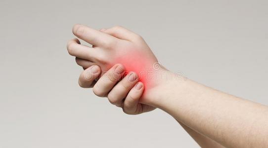 手掌疼痛和麻木肖像关于高加索人亚麻色的女孩和受伤的手采用灰泥一只