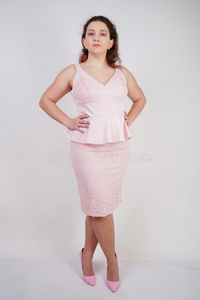 时髦的丰满的积极的女人和加大小身体使摆姿势采用p采用k英语字母表的