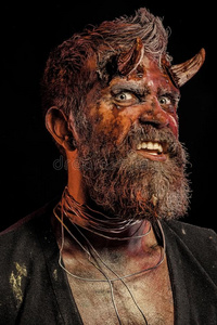 万圣节前夕魔鬼露齿而笑牙和的角向上端照片