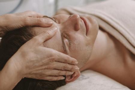 男皮肤英俊的男人获得面部的护理皮肤的治疗照片